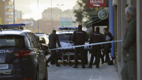 La Policía investiga el edifico donde fue asesinada una joven en Vigo este sábado. EFE