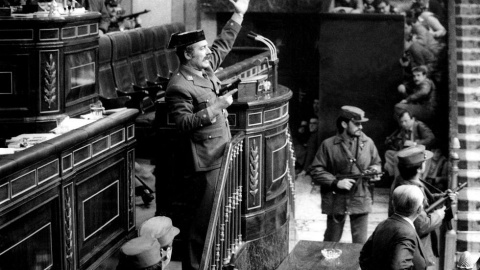 El teniente coronel Antonio Tejero, durante la toma del Congreso en 1981. / MANUEL P. BARRIOPEDRO (EFE)