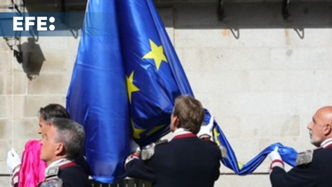 Tradicional izado de bandera en Madrid para conmemorar el Día de Europa