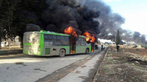 Los autobuses que evacuaban a los civiles en Fua y Kefraya, en Siria, ardiendo.SANA