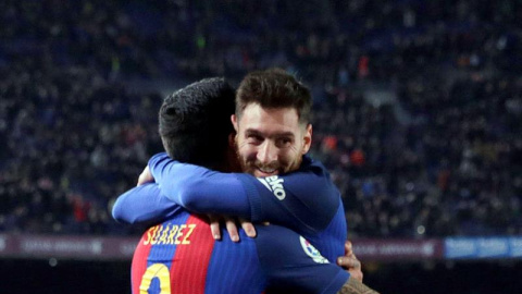 Leo Messi celebra el cuarto gol del Barcelona con Luis Suárez. / ALBERTO ESTÉVEZ (EFE)