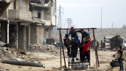 Varios niños juegan entre los escombros de un edificio derruido en la zona de Salah al Din, en los barrios del este de Alepo, hace tres días. EFE