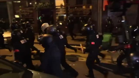 Queman una sucursal bancaria en París en una manifestación contra la nueva ley de seguridad de Macron 