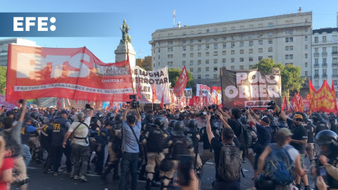 Incidentes entre policía y manifestantes en los alrededores del Congreso argentino