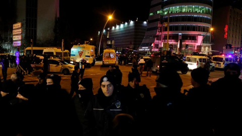 La policía establece un cordón policial en el lugar donde el embajador ruso en Turquía, Andréi Karlov ha sido tiroteado cuando visitaba una exposición de fotografía en Ankara, Turquía. Karlov, murió hoy tras resultar herido de bala en un at