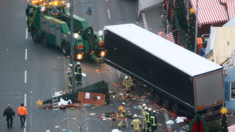 Una vista aérea del camión que arrolló un mercado navideño en Berlín. REUTERS