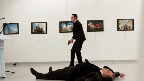 Imagen del embajador turco, Andrei Karlov, que yace muerto en el suelo tras los disparos de un policía fuera de servicio en una galería de arte en Ankara. REUTERS / Hasim Kilic/Hurriyet