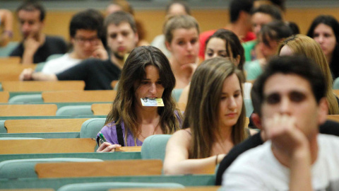 Varios estudiantes en una facultad. EFE