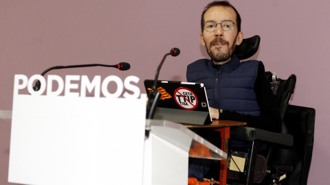 El secretario de Organización, Pablo Echenique, explica en rueda de prensa los datos de la consulta  sobre las reglas para la Asamblea Ciudadana de Podemos. EFE/Javier López