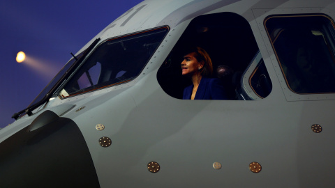 La ministra de defensa en la cabina del avión de transporte militar Airbus A400M, en su presentación en la factoría de Sevilla. REUTERS/Marcelo del Pozo