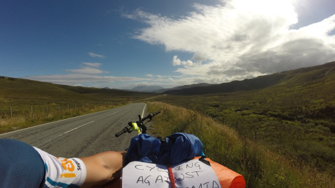 ‘Buscando a Nessie’: pedaleando por la lucha contra la leucemia. Carlos Luengo