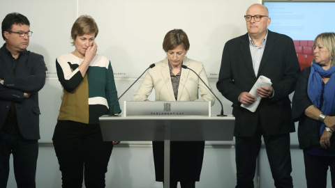 La presidenta del Parlament, Carme Forcadell (c), junto a los miembros la Mesa del Parlament Joan Josep Nuet (i), Anna Simó (2i), Lluís Corominas (2d) y Ramona Barrufet (d), durante la rueda de prensa que han ofrecido después de que el TC l