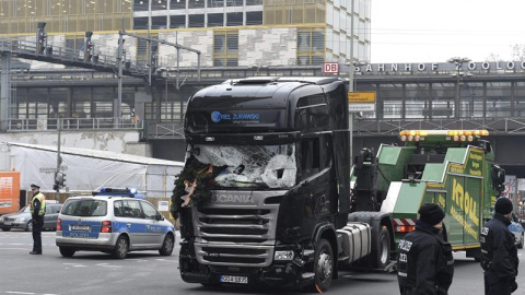 Imagen del camión que arrolló este lunes a los visitantes de un mercadillo navideño en el centro de Berlín, donde murieron doce personas, antes de ser retirado del escenario del atentado en la Breitscheidplatz, en Alemania. EFE