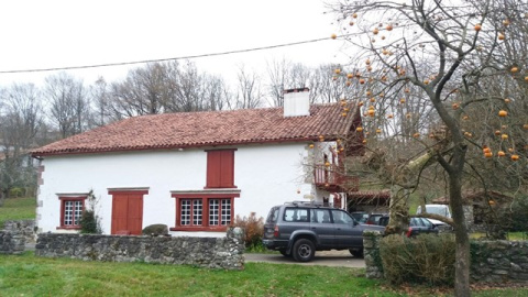 Cinco personas fueron detenidas y una cantidad indeterminada de armas y explosivos fueron incautadas en una vivienda de la localidad francesa de Louhossoa, cerca de Bayona, durante una operación conjunta de la policía francesa y la Guardia 