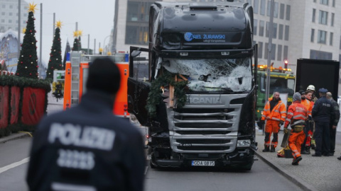 Un Policía alemán junto al camión utilizado para el ataque en el mercado navideño de Berlín. - REUTERS