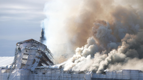 Un incendio de origen desconocido arrasa el histórico edificio de la bolsa de Copenhague