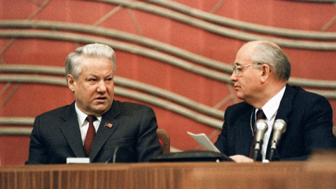 El último presidente de la URSS, Mijaíl Gorbachov, con el primer presidente de Rusia, Boris Yeltsin, en una fotografía de diciembre de 1990. - AFP