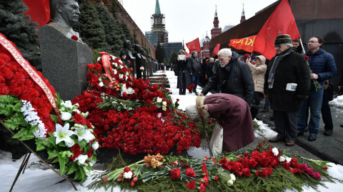 Miembros del Partido Comunista ruso durante un homenaje por el 63 aniversario de la muerte de Joseph Stalin. - AFP