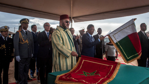 El rey de Marruecos, Mohammed VI, en un acto junto al presidente de Madagascar, Hery Rajaonarimampianina. - REUTERS