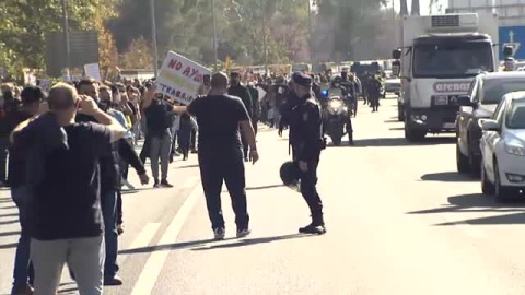 Los hosteleros de Granada cortan la autovía al final de su manifestación