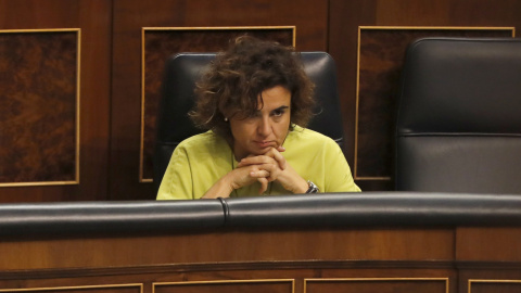 La ministra de Sanidad, Servicios Sociales e Igualdad, Dolors Montserrat, durante la sesión de control al Gobierno celebrada hoy en el Congreso. EFE/Ballesteros