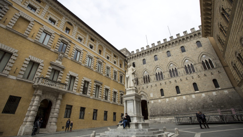 Fotografía de la fachada de la sede de la italiana Banca Monte dei Paschi  (MPS) en Siena, Italia. EFE/Mattia Sedda