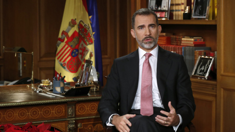 El rey Felipe VI pronuncia el tradicional mensaje de Navidad, el tercero desde que relevó a su padre, Juan Carlos, al frente de la jefatura de Estado en junio de 2014. EFE/Angel Díaz