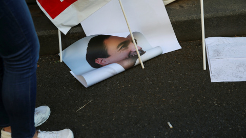 Cartel de Pedro Sánchez el día de su dimisión como secretario general del PSOE / REUTERS