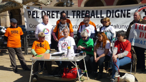 Membres de la marea pensionista al costat d'activistes d'altres lluites davant del Parlament.