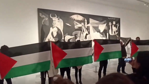 Un grupo de activistas denuncia, frente al Guernica, el genocidio en Gaza