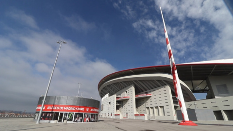 Bandera a media asta en recuerdo de Juan de Dios Román en el Wanda Metropolitano 
