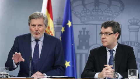 El portavoz del Ejecutivo, Iñigo Méndez de Vigo (izda), acompañado del ministro de Energía, Álvaro Nadal, durante la rueda de prensa ofrecida tras la reunión del Consejo de Ministros en la que se ha aprobado hoy el real decreto ley con el n