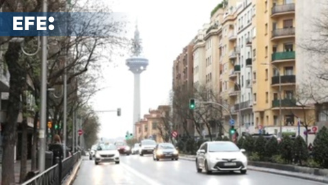 Madrid se despereza bajo una fina lluvia que anticipa un drástico descenso de las temperaturas