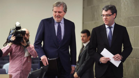 El portavoz del Ejecutivo, Iñigo Méndez de Vigo, acompañado del ministro de Energía, Álvaro Nadal, durante la rueda de prensa ofrecida tras la reunión del Consejo de Ministros en la que se ha aprobado el real decreto ley con el nuevo modelo