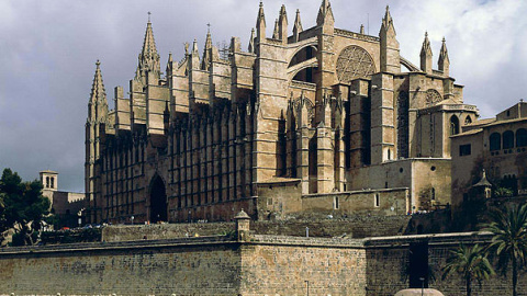 La catedral de Palma de Mallorca es uno de los 300 templos, monasterios y conventos adscritos al suelo público desde 1931.