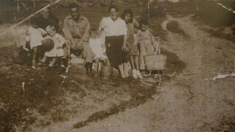 Familiares de visita en el campo de los Merinales