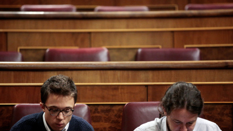 Iñigo Errejón y Pablo Iglesias, en sus escaños en el Congreso de los Diputados. REUTERS