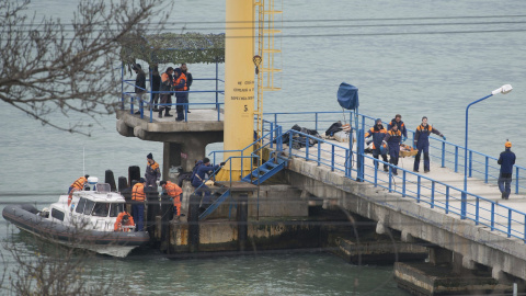 Varias personas trabajan en la recuperación de los cuerpos y los restos del avión militar ruso Tu-154 en Sochi, Rusia 25 de diciembre de 2016.Los equipos de rescate han encontrado restos del avión militar ruso Tu-154 que desapareció hoy sob