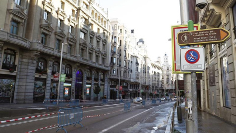 Vista de la Gran Vía madrileña con escasos coches por las restricciones de tráfico. /EFE