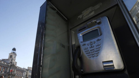 Una cabina de teléfonos en la madrileña Puerta de Sol. EFE