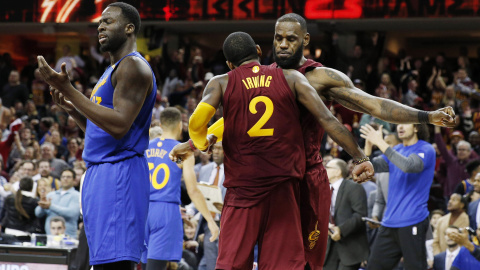 Irving y LeBron James celebran la victoria ante los Warriors./REUTERS