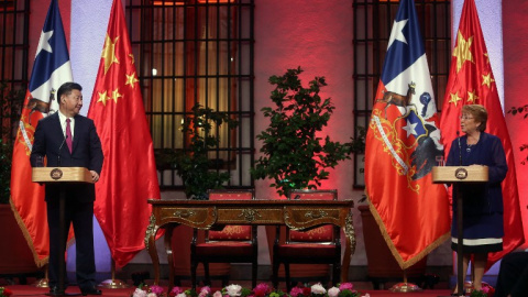 El presidente de China, Xi Jinping, junto a su homóloga chilena, Michelle Bachelet. - AFP