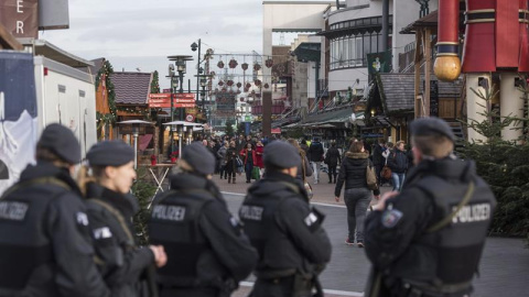 Varios policías vigilan la zona del centro comercial Centro en Oberhausen, Alemania. /EFE