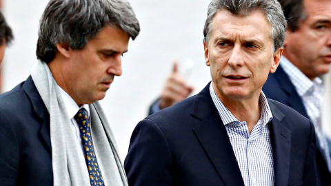 El destituido ministros de Hacienda y Finanzas Públicas de Argentina, Alfonso Prat-Gay, junto al presidente Mauricio Macri, en una imagen de archivo.- REUTERS/Enrique Marcarian