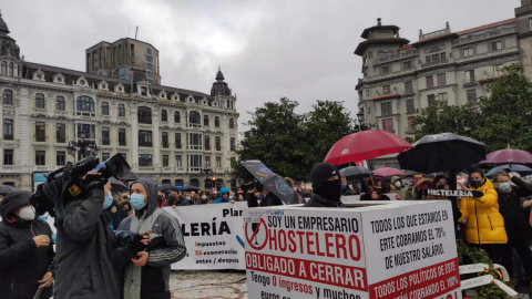 Concentración de hosteleros en Oviedo en protesta por los cierres