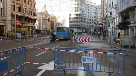 Vista de la Gran Vía, cerca de Callao, con los cortes de tráfico y las vallas habilitando el paso peatonal. /EFE