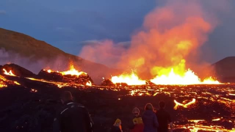 Visitantes se acercan al volcán en erupción de Islandia