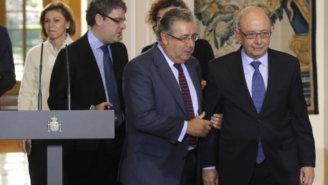 Los ministros de Hacienda, Cristobal Montoro (1d); Interior, Juan Ignacio Zoido (1i); Energía, Turismo y Agenda Digital, Alvaro Nadal (2i), y Defensa, María Dolores de Cospedal (3i), entran en la sala del Palacio de la Moncloa en la que el 