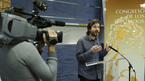 El responsable de Relaciones con la Sociedad Civil de Podemos, Rafael Mayoral, durante la rueda de prensa que ha ofrecido en el Congreso de los Diputados para responder al balance del año que ha hecho el presidente del Gobierno, Mariano Raj