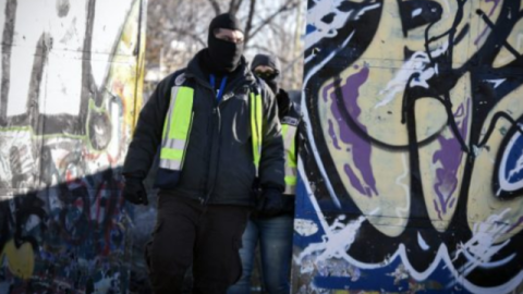 Agentes de la Policía Nacional registrando la cabaña donde los dos yihadistas detenidos se reunían.Efe